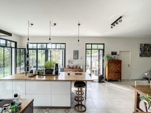 Maison récente de 163m2, plain-pied, avec un fort potentiel d’agrandissement,  terrain de 1794m2, 5 pièces, 4 chambres.  Au calme dans un bel environnement . Chauffage basse consommation.