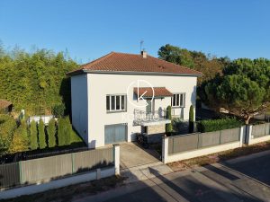 À 30 min de Lyon, au centre de la commune de Parcieux, Maison climatisée d’environ 158 m2, 6 pièces, 4 chambres sur un terrain de 409 m2, avec grand garage et terrain de pétanque.