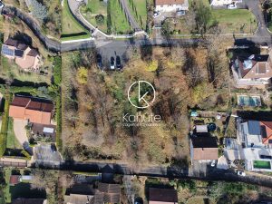 Terrain de 944 m2 avec vue panoramique situé à Trévoux, CES de 20%, quartier résidentiel et calme, proche des commodités.