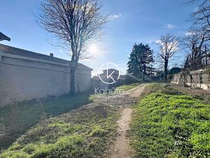 Terrain viabilisé de 911m2, centre de Champagne-au-Mont-d’Or, proche des commodités et des transports, au calme ( permis  de construire accordés ).