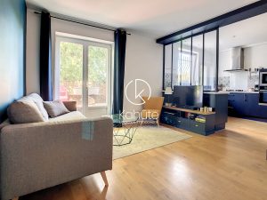 Appartement rénové avec gout de 86,40 m2 – 4 pièces, 3 chambres avec terrasse de 13,60m2 et cave de 33,15m2 sur la commune de Saint Romain au Mont d’Or