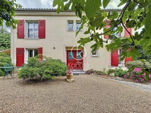 À seulement 20 km du centre-ville de Lyon, sur la commune des Chères, maison de 6 pièce(s) 185 m2, 4 chambres, 1200m2 de terrain, piscine, sous-sol et cave, garage, places de stationnement