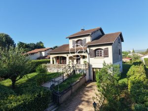 À seulement 10 minutes de Gare de Vaise, sur la commune de Champagne au Mont d’Or, maison familiale de 116,24m2, sur un terrain plat de 803m2, Grand garage de 30m2 + Sous-Sol semi enterré de 56 M2. Proche des commodités.