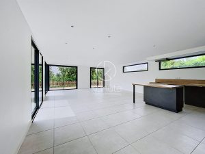 Maison de 164.65m², 7 pièces, 4 chambres, 1 bureau, jardin, Saint Cyr au mont d’or, DPE A , cuisine équipée, calme, lumineuse,