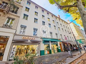 Avenue de Saxe et rue de Sèze, grand studio rénové avec ascenseur