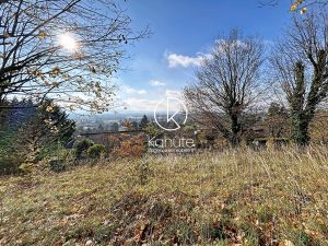 Terrain de 944 m2 avec vue panoramique situé à Trévoux, CES de 20%, quartier résidentiel et calme, proche des commodités.