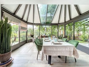 À seulement 20 km du centre-ville de Lyon, sur la commune des Chères, maison de 6 pièce(s) 185 m2, 4 chambres, 1200m2 de terrain, piscine, sous-sol et cave, garage, places de stationnement