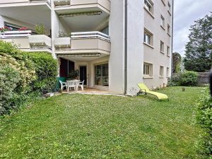 A seulement 15 minutes du centre ville de Lyon, au centre de Champagne au Mont d’Or, Appartement en rez de jardin, 3 pièces de 70m², 2 chambres , jardin , garage, parking et cave