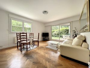 A seulement 15 minutes du centre ville de Lyon, au centre de Champagne au Mont d’Or, Appartement en rez de jardin, 3 pièces de 70m², 2 chambres , jardin , garage, parking et cave