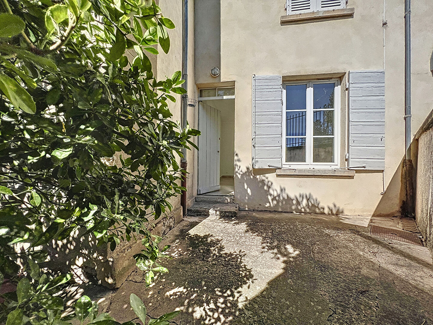 Appartement centre de Champagne Au Mont D’Or – 79.20 m2 – 3 pièces, 2 chambres + jardin + place de parking